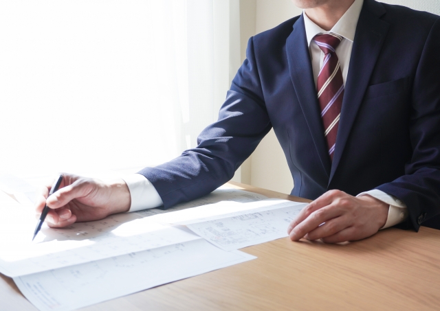 書類の説明をする様子 | 大阪市西区の税理士事務所 | ミライクラフト税理士事務所