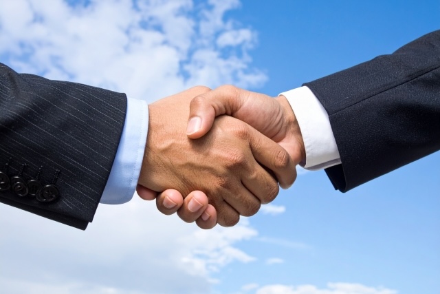 契約となり握手を交わす様子 | 大阪市西区 | ミライクラフト税理士事務所
