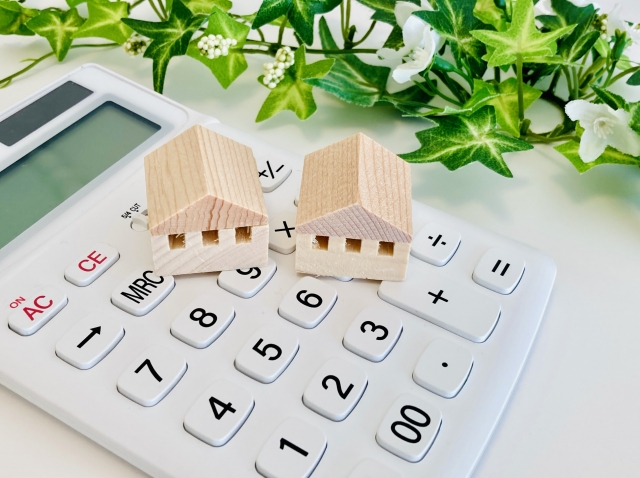 電卓と家屋の模型の写真 | 大阪市西区の税理士事務所 | ミライクラフト税理士事務所